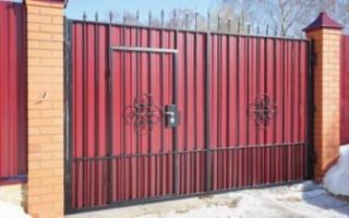 Do-it-yourself gates made of corrugated sheets: we make them efficiently and beautifully